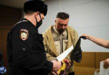 Суд отправляет в СИЗО до 28 января директора турфирмы Men Travel Андрея Котова. Он стал первым обвиняемым в «ЛГБТ-экстремизме» в Москве