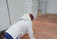 В карельской Костомукше людям с инвалидностью пришлось ползти по лестнице, чтобы подняться в выделенную администрацией комнату для встреч