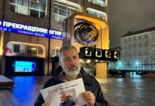 Дмитрий Муратов опроверг сообщения о своей эмиграции фотографией на фоне здания ТАСС