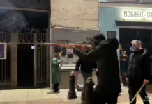 Резиновые пули, водометы, газ и громкий звук. Силовики разгоняют митингующих в Тбилиси сразу несколькими агрессивными способами