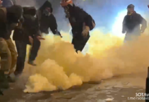 Полиция продолжает забрасывать митингующих дымовыми шашками. Обстановка в центре Тбилиси прямо сейчас