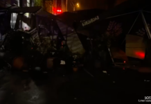 Зонты и палатки с ресторанных веранд теперь помогают протестующим укрыться от дождя или служат материалом для строительства баррикад