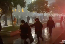 Несмотря на интенсивные обстрелы газовыми шашками, на улицах Тбилиси остаются еще тысячи людей. Некоторые протестующие уходят на время в укрытия, чтобы отдышаться и промыть глаза