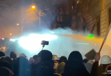 У парламента в Тбилиси начинается разгон