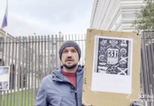 У Российского культурного центра в Париже прошел одиночный пикет с призывом соблюдения норм Конституции РФ