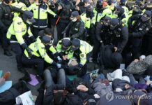 Охрана отстраненного от власти президента Южной Кореи не позволяет следователям обыскать резиденцию