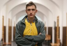 Активист Константин Котов покинул Россию из-под домашнего ареста — ОВД-Инфо