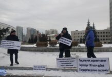 В Новосибирске активисты провели два согласованных с мэрией митинга за повышение зарплат и снижение цен на бензин