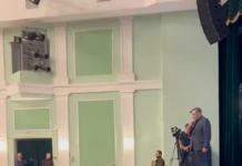 «Вы думаете, что я вам дам ответ, отличный от верховного главнокомандующего?». В Курске прошла встреча врио губернатора Александра Хинштейна c гражданами