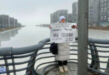 Активистке Лене Патяевой назначили 20 часов обязательных работ за одиночный пикет на мосту Кадырова, передает наш корреспондент из коридора Красносельского суда Петербурга. В зал суда не пустили ни журналистов, ни слушателей