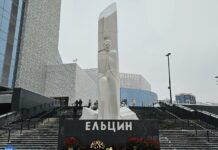 В Екатеринбурге возложили цветы к памятнику Бориса Ельцина. Сегодня ему исполнилось бы 94 года