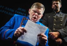 Спектакль о пытках и взяточничестве заменили на драму о еврейской семье в театре Новосибирска. Зрители уверены, что причиной стала цензура