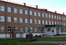 В здание суджанской школы попала авиабомба, утверждает курский общественник. Под завалами 94 человека