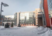 Двух питерских студентов задержали из-за «украинского приветствия» в стенах вуза. Им грозит уголовное дело