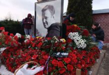 Москвичи несут цветы к могиле Алексея Навального