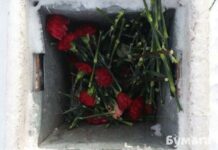 В Петербурге с Соловецкого камня уносят цветы. В городе установлены перекрытия, дежурят полицейские машины