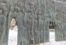 К Стене скорби в Москве подогнали автозаки. У Соловецкого камня дежурит 2-ой спецполк полиции