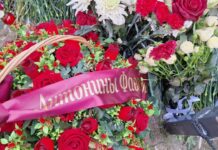 Розы на могиле Алексея Навального от корреспондентки Тони Фаворской