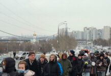 Пришедшие на могилу Навального продолжают читать молитву «Со святыми упокой, Христе, души раб Твоих..» при возложении цветов