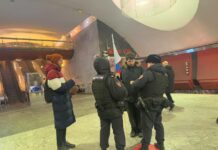 По сообщениям подписчиков SOTAvision, молодого человека, который принес на Борисовское кладбище триколор, сейчас остановили и допрашивают на станции метро «Борисово»