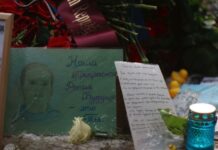 Послания на могиле Алексея Навального от пришедших почтить его память