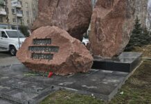 В Волгограде люди в гражданском убирают цветы с памятника жертвам политических репрессий