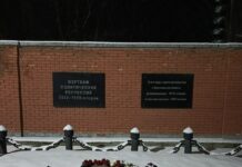 Цветы в память об Алексее Навальном у мемориала жертвам политических репрессий в Ярославле