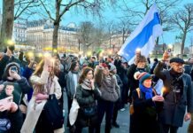 Акция памяти Алексея Навального в Париже