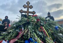 Более 5 тысяч человек пришли почтить память Алексея Навального к его могиле — «Белый счетчик»