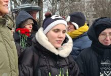 Активистка Оксана Осадчая также пришла почтить память погибшего год назад политика