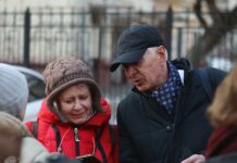 Адвокат Михаил Бирюков разъясняет Екатерине Барабаш наложенные на нее ограничения