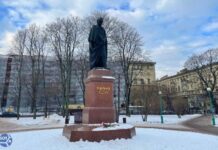 В Уфе и Санкт-Петербурге людей, возложивших цветы в третью годовщину начала войны, привлекли к ответственности