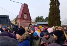 Пришедшие вспомнить Алексея Навального скандируют у его могилы «Россия будет свободной!». Очередь на Борисовском кладбище продолжает расти