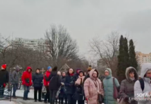 Очередь у Борисовского кладбища в Москве из желающих почтить память Алексея Навального