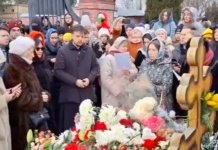 Пришедшие почтить память Алексея Навального зачитали молитву «Со святыми упокой, Христе, души раб Твоих..» вместе с родными убитого политика. В это время у могилы вели съемку сотрудники центра «Э»