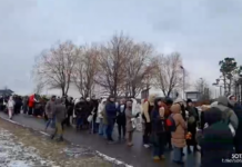 Очередь перед входом на Борисовское кладбище