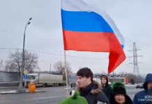 «Это флаг нашей страны, отдавать его только власть имущим было бы чересчур щедро. Я считаю, что выходить с ним не зазорно», — один из пришедших на Борисовское кладбище принес с собой триколор к могиле убитого политика