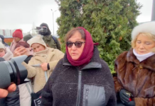 «Я уверена, когда-нибудь правда восторжествует. Заказчика знает весь мир, но мы хотим, чтобы узнали и исполнителей», — мама убитого политика Людмила Навальная после панихиды обратилась к собравшимся на Борисовском кладбище