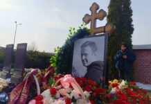 Год назад похоронили Алексея Навального. Как выглядит могила политика сегодня
