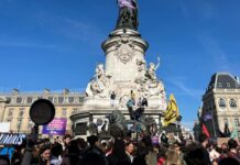 Россияне приняли участие в парижском марше в поддержку борьбы за права женщин