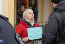 На блокадницу Людмилу Васильеву собираются составить протокол за одиночный пикет на Невском проспекте