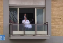 Папа римский Франциск впервые появился на публике после болезни