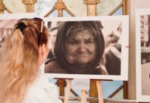 «Добру служение»: в Москве открылась фотовыставка об «СВО» с обработанными для «выразительности» снимками