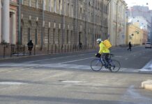 Мигрантам в Петербурге запретили работать курьерами