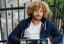 Илью Варламова заочно приговорили к 8 годам колонии