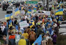 На Аляске прошел проукраинский митинг против визита в штат Путина и даже Трампа
