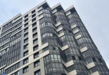 Петербург атаковали беспилотники. Обломки сбитого дрона попали в многоэтажный дом