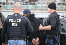 США депортировали в РФ десятки россиян. Многим из них угрожает опасность на родине, минимум один из них по прилете был задержан