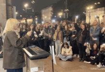 В Петербурге десятки людей пришли на Невский проспект на концерт уличной группы Stoptime, исполняющей песни «иноагентов»