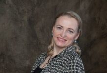 На Камчатке силовики пришли с обысками к активисткам, требовавшим отменить выборы губернатора. Одна из них баллотировалась на этот пост